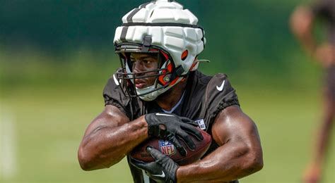 Browns’ Nick Chubb among several star running backs to discuss devalued position on Zoom call